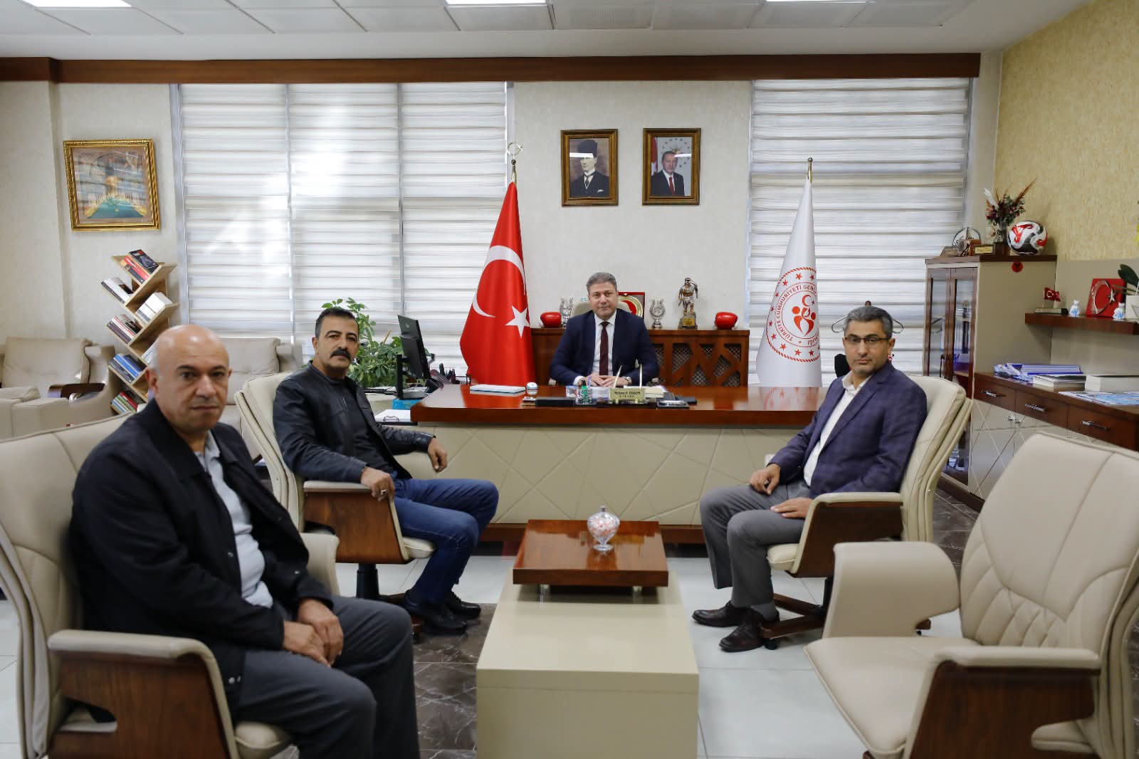TEK-İŞ Sendikası&rsquo;ndan Van Gen&ccedil;lik ve Spor İl M&uuml;d&uuml;r&uuml; Tosun&rsquo;a ziyaret
